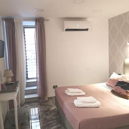 Domus Luigi Leone Bed & Breakfast Наполи Екстериор снимка