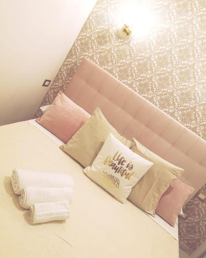 Domus Luigi Leone Bed & Breakfast Наполи Екстериор снимка