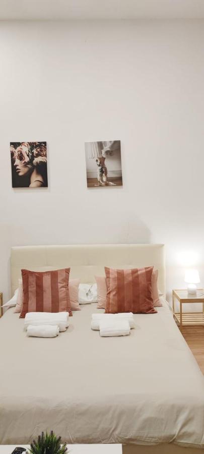 Domus Luigi Leone Bed & Breakfast Наполи Екстериор снимка