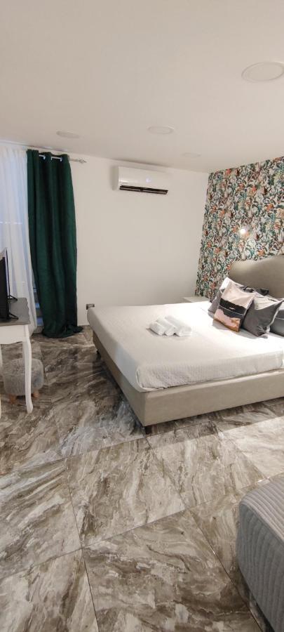 Domus Luigi Leone Bed & Breakfast Наполи Екстериор снимка