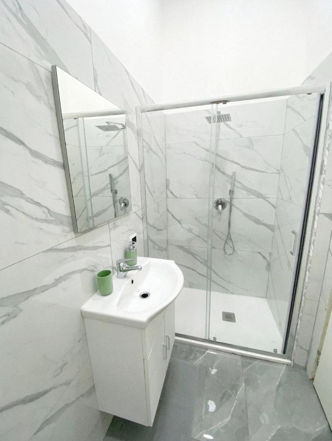 Domus Luigi Leone Bed & Breakfast Наполи Екстериор снимка