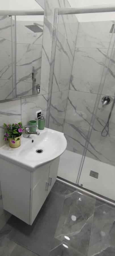 Domus Luigi Leone Bed & Breakfast Наполи Екстериор снимка