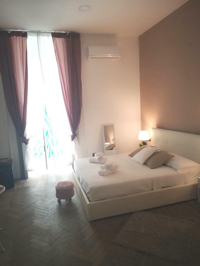 Domus Luigi Leone Bed & Breakfast Наполи Екстериор снимка