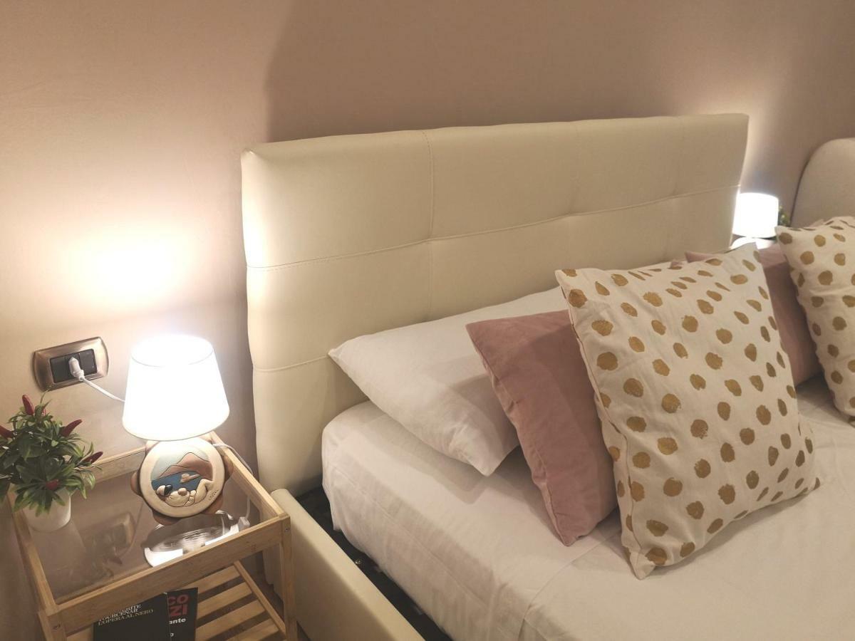 Domus Luigi Leone Bed & Breakfast Наполи Екстериор снимка