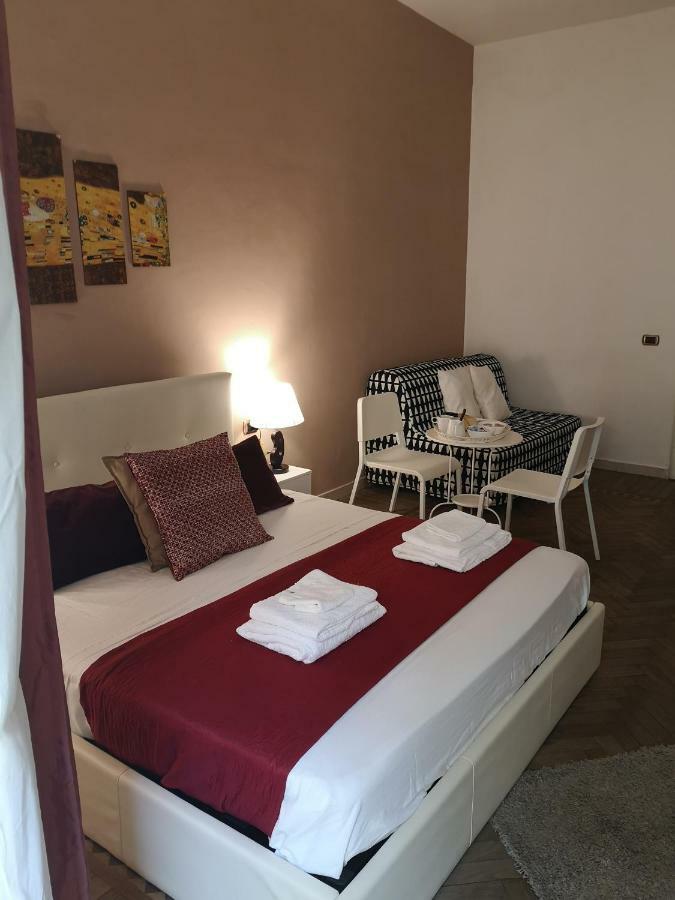 Domus Luigi Leone Bed & Breakfast Наполи Екстериор снимка