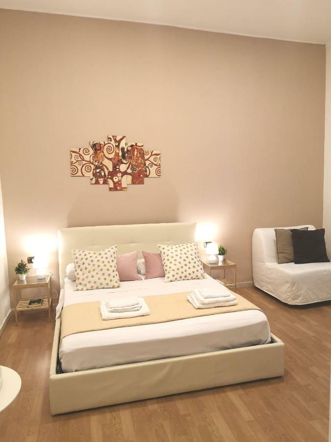 Domus Luigi Leone Bed & Breakfast Наполи Екстериор снимка