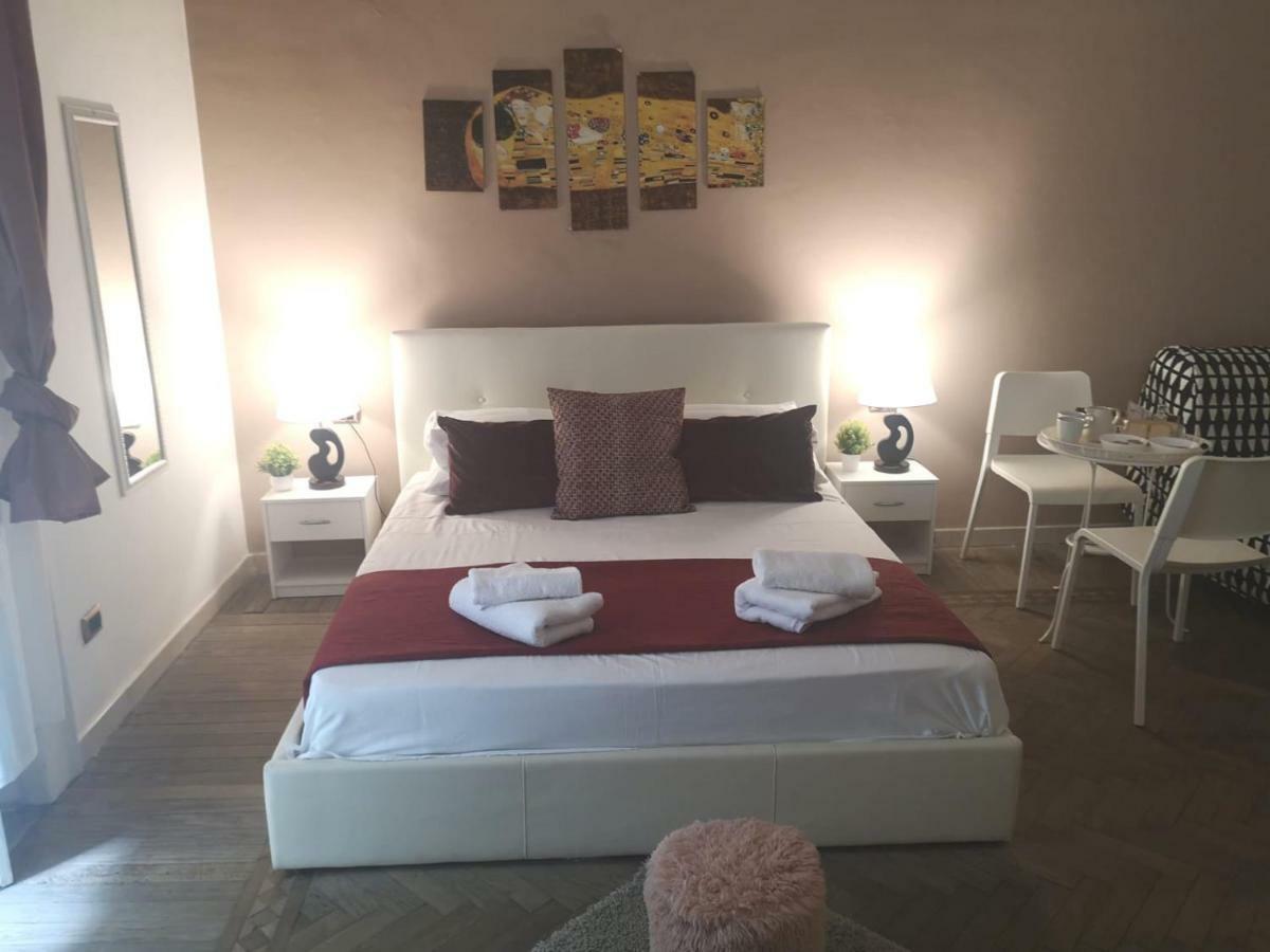 Domus Luigi Leone Bed & Breakfast Наполи Екстериор снимка