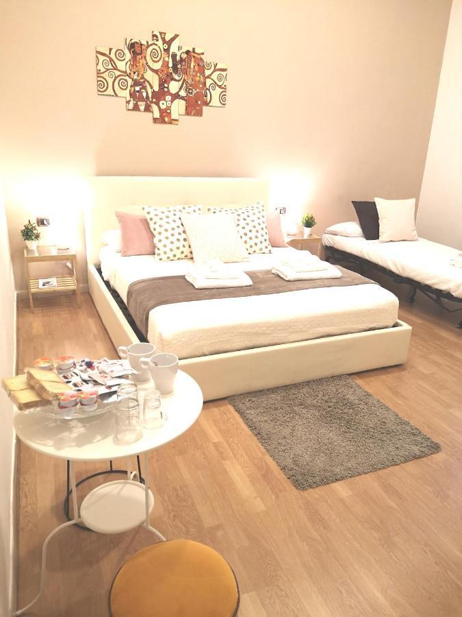 Domus Luigi Leone Bed & Breakfast Наполи Екстериор снимка