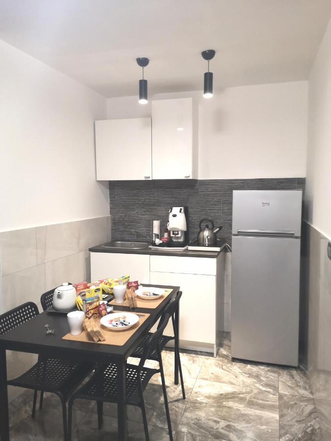 Domus Luigi Leone Bed & Breakfast Наполи Екстериор снимка