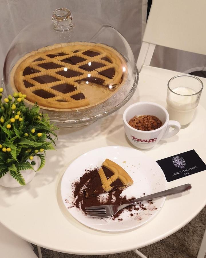 Domus Luigi Leone Bed & Breakfast Наполи Екстериор снимка