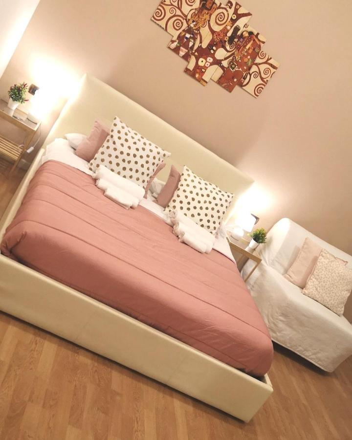 Domus Luigi Leone Bed & Breakfast Наполи Екстериор снимка