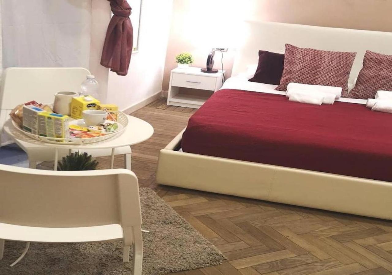 Domus Luigi Leone Bed & Breakfast Наполи Екстериор снимка